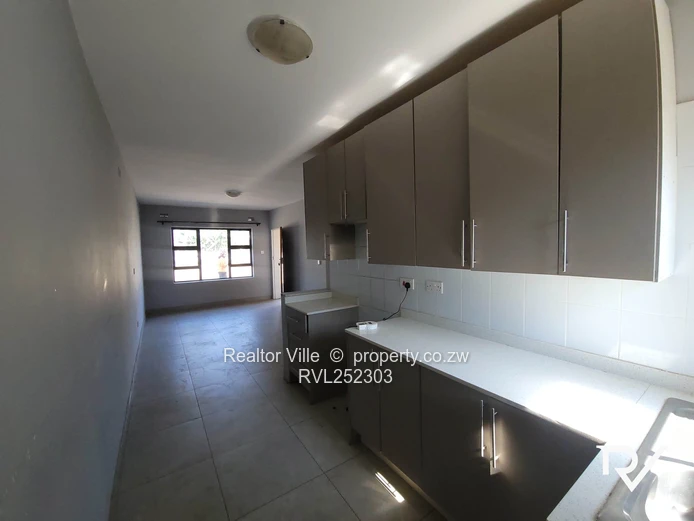 Bluff Hill 2-Bed Flat - Fitted Kitchen & Borehole