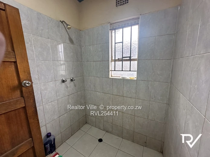 Walled & Gated 5-Bed Home in Warren Park – Borehole