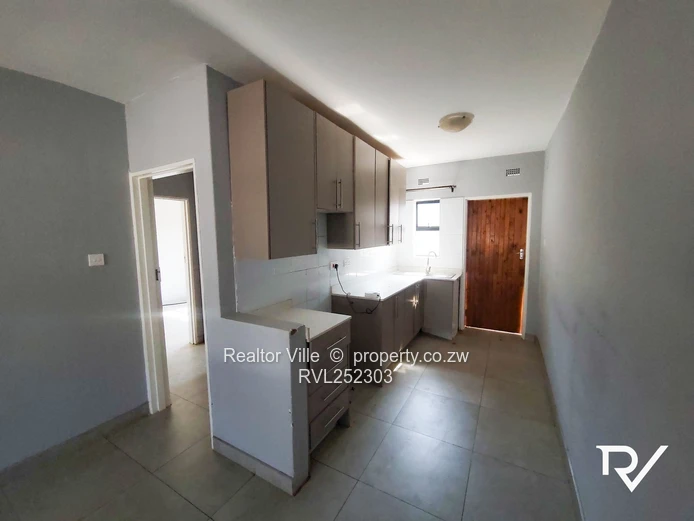 Bluff Hill 2-Bed Flat - Fitted Kitchen & Borehole