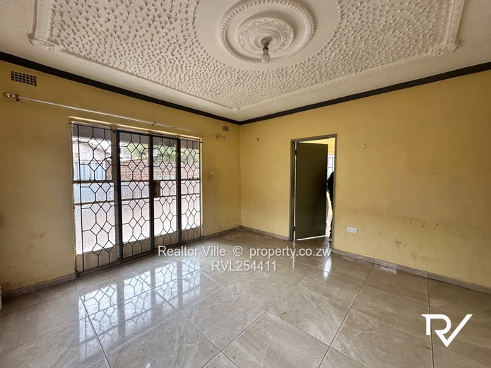 Walled & Gated 5-Bed Home in Warren Park – Borehole