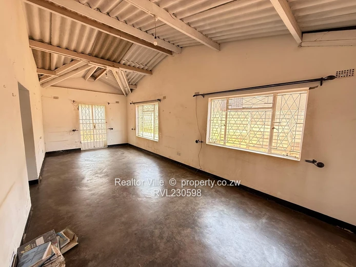 Neat 4-Bed Chinhoyi House with Verandah & Sewer