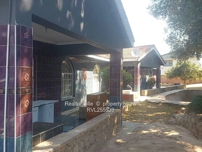 Glen Lorne 5-Bed Townhouse Complex with Pool & Borehole
