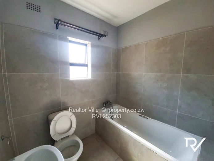 Bluff Hill 2-Bed Flat - Fitted Kitchen & Borehole