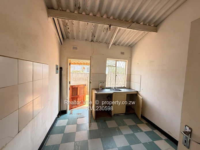 Neat 4-Bed Chinhoyi House with Verandah & Sewer
