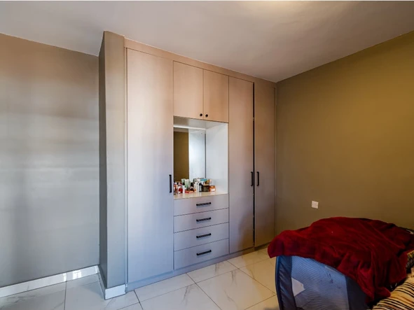 2 Bedroom Flat & Apartment