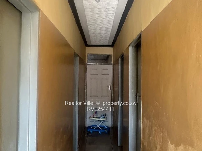 Walled & Gated 5-Bed Home in Warren Park – Borehole
