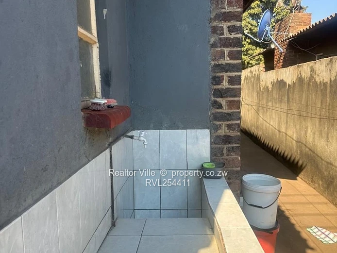 Walled & Gated 5-Bed Home in Warren Park – Borehole