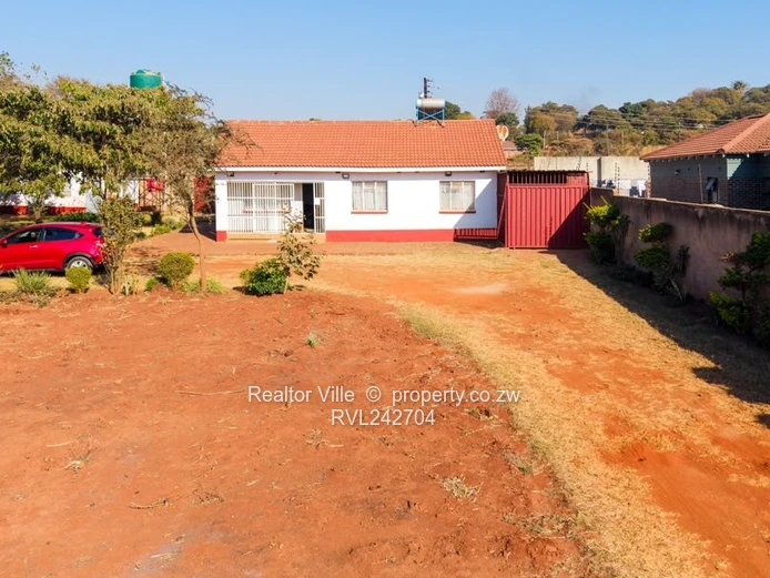 Tynwald Walled 2,518m²: 3-Bed Home with Borehole