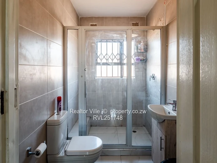 Modern 2-Bed Tynwald Apartment - Solar & Fitted Kitchen