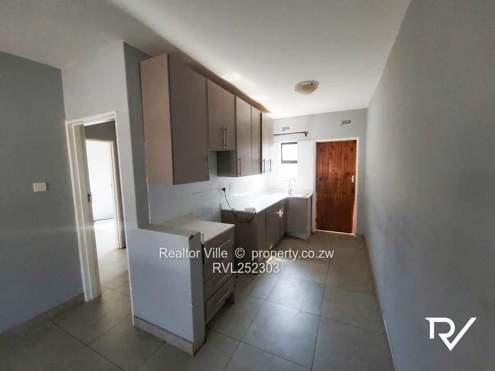 Bluff Hill 2-Bed Flat - Fitted Kitchen & Borehole