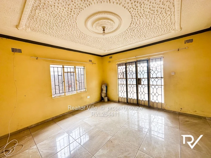 Walled & Gated 5-Bed Home in Warren Park – Borehole