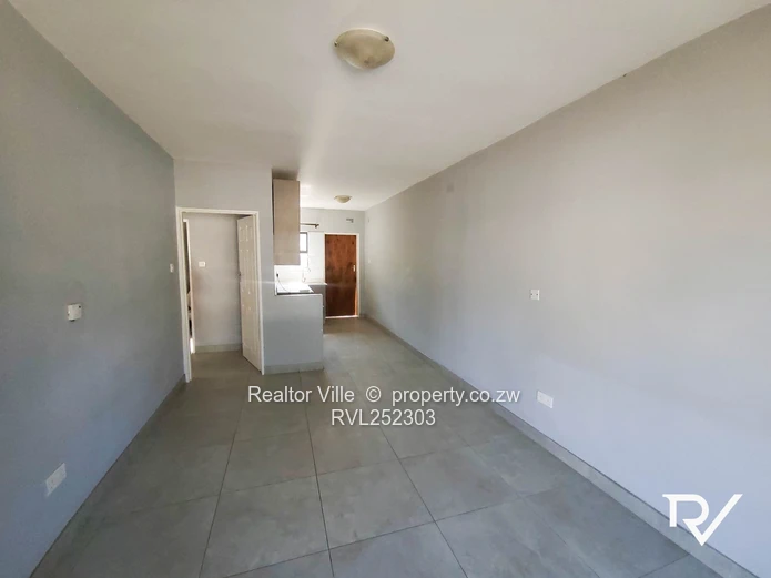 Bluff Hill 2-Bed Flat - Fitted Kitchen & Borehole