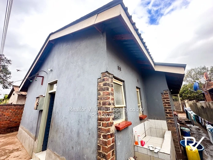 Bright 5-Bed Warren Park Home with Tiled Living & Borehole