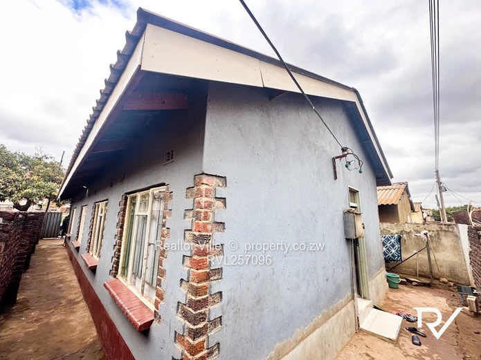 Bright 5-Bed Warren Park Home with Tiled Living & Borehole