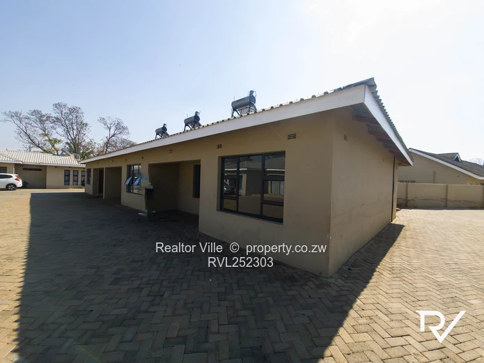 Bluff Hill 2-Bed Flat - Fitted Kitchen & Borehole
