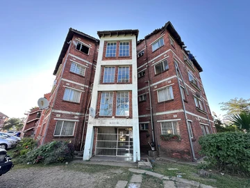 Spacious 3 bedroom Flat-Apartment For Sale