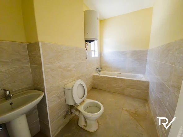 2 Bedroom Flat & Apartment