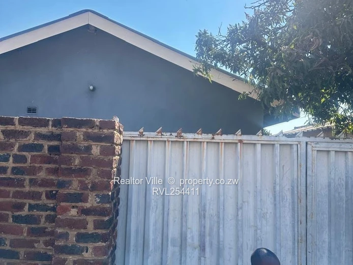 Walled & Gated 5-Bed Home in Warren Park – Borehole
