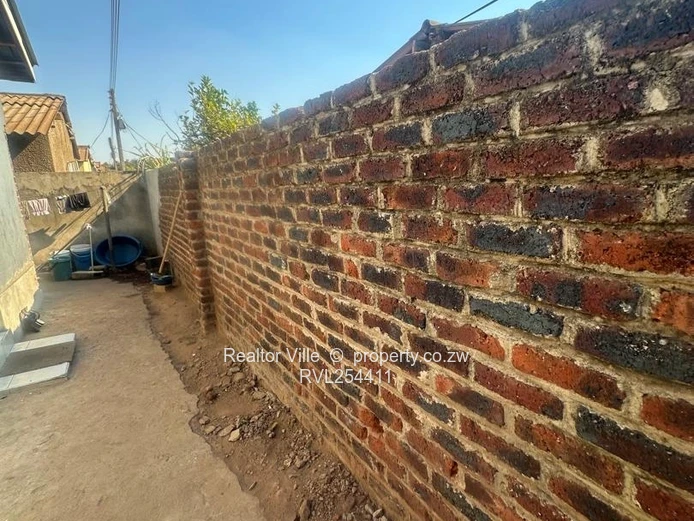 Walled & Gated 5-Bed Home in Warren Park – Borehole