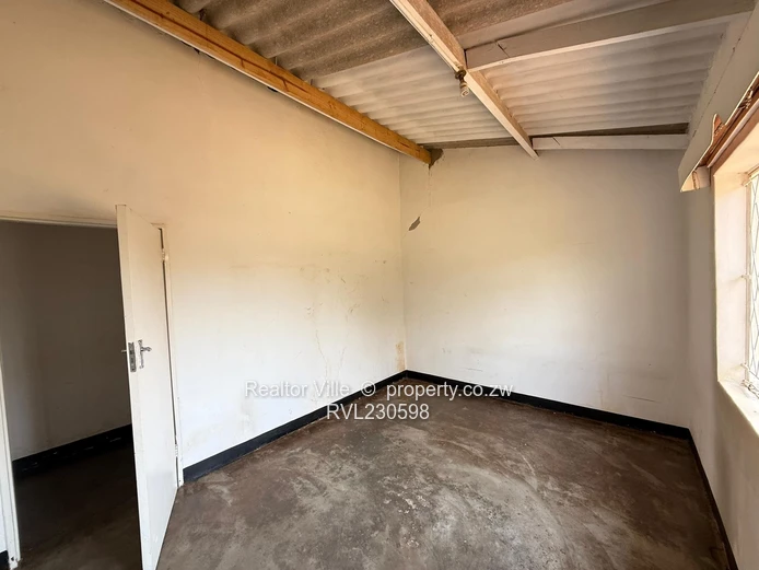 Neat 4-Bed Chinhoyi House with Verandah & Sewer