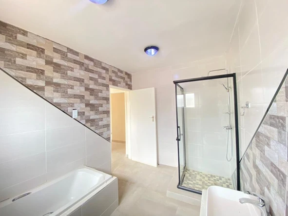 4 Bedroom Flat & Apartment
